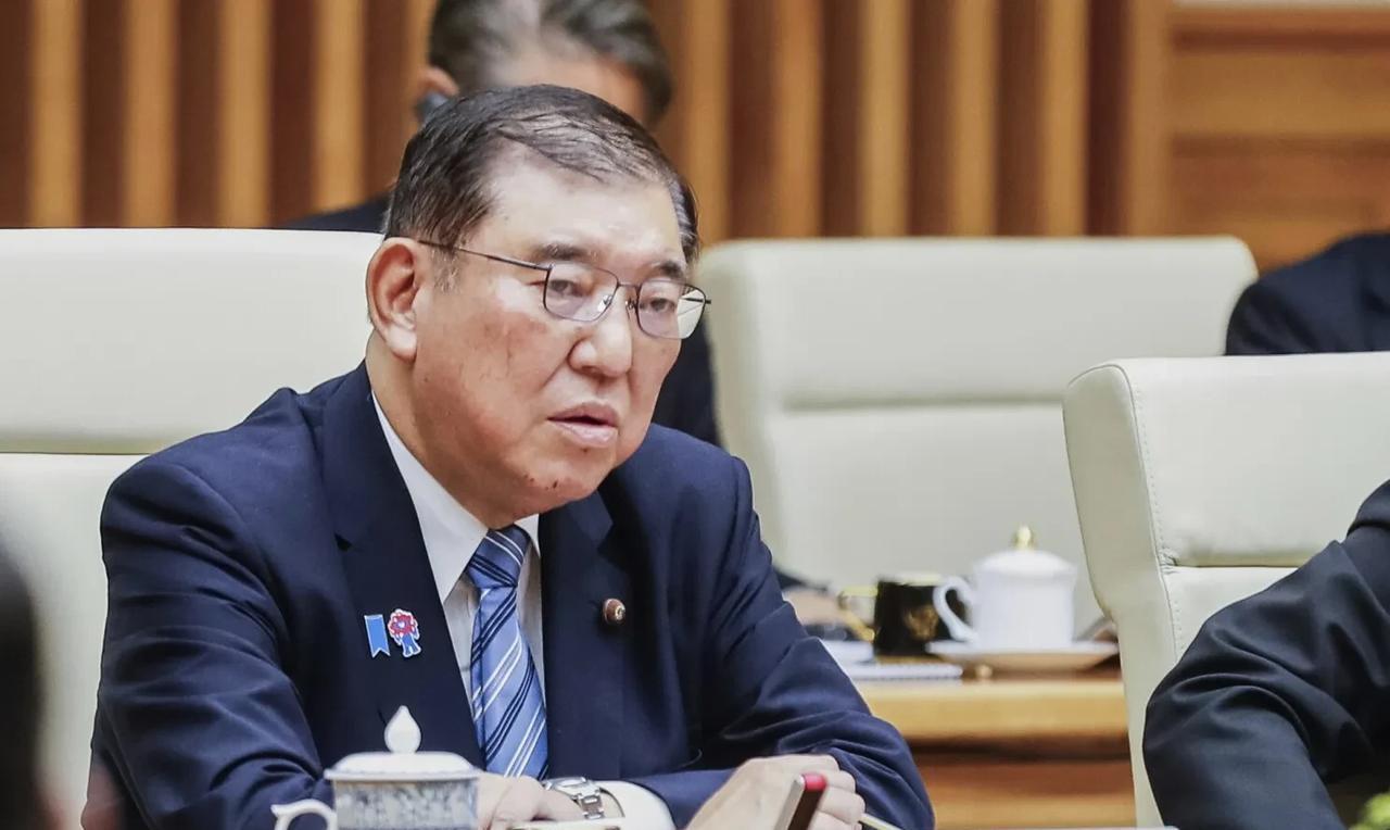 【日本首相在自民党选举失利后坚持留任】
东京时间2025年7月20日，日本首相石