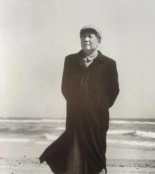 1954年，毛主席去北戴河游泳，在河里遇上一名渔夫，渔夫没认出他，以为他只是普通