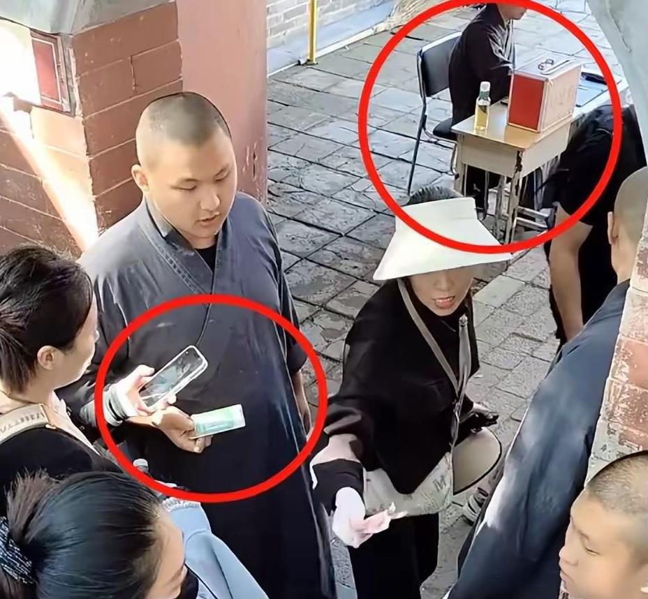 去少林寺有不少交警在查车！
以前在门口周围的卖票和尚和劝人捐功德钱的骗子都不敢露