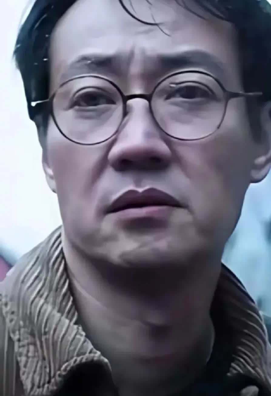 哎呦喂……天啊，原本英俊潇洒的痴情男子，面容中透露出深情的模样令人感慨。然而岁月