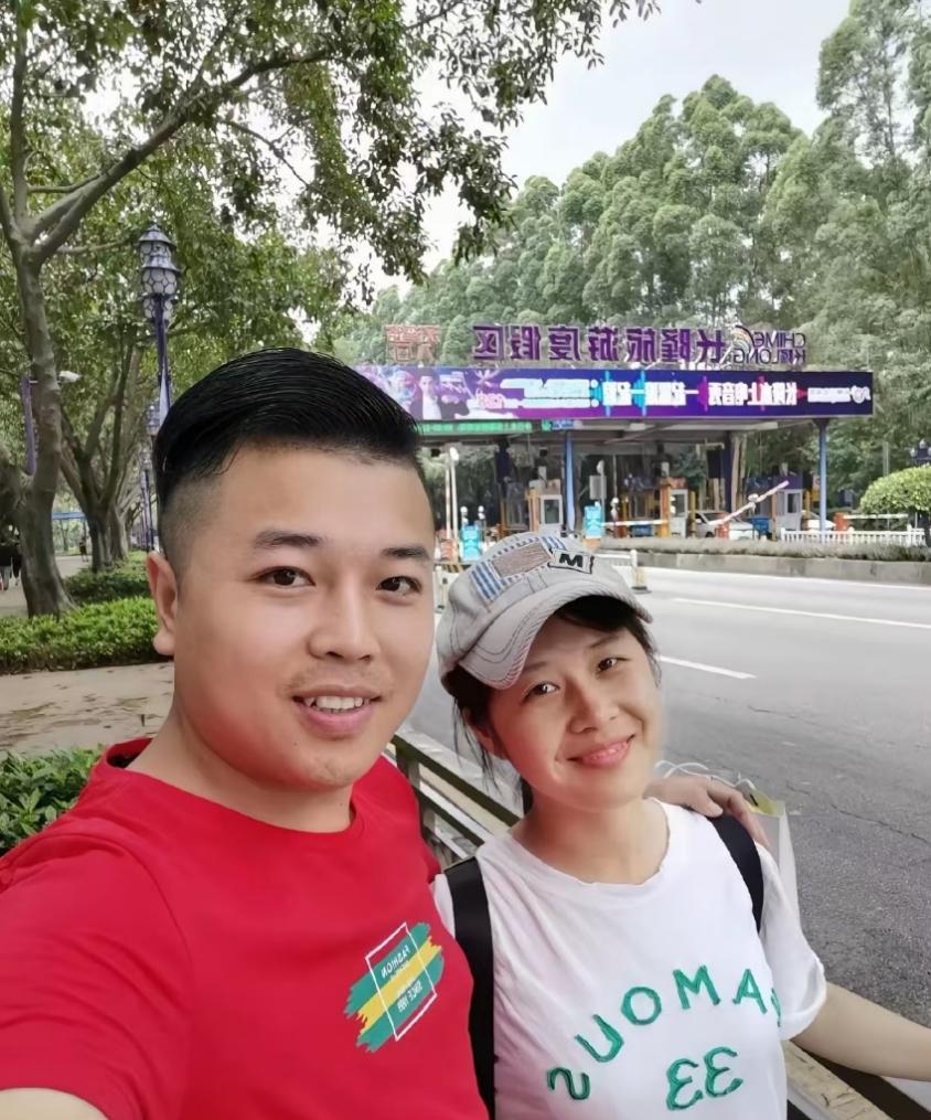 广西一小伙在亲戚的婚礼上见到一个漂亮女子，鼓起勇气与她攀谈起来。慢慢地，男子爱上