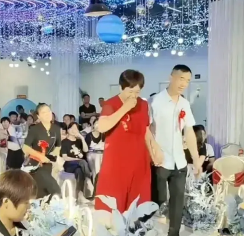 婚礼现场，本应是喜气洋洋、温馨和谐的场景，可喜公公和喜婆婆手拉手、甜甜蜜蜜自顾自