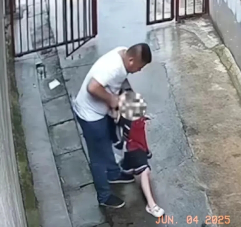 为什么说对拖女童进小巷陌生男子建议按强奸未遂罪论处？
近日，一名6岁女童放学回家