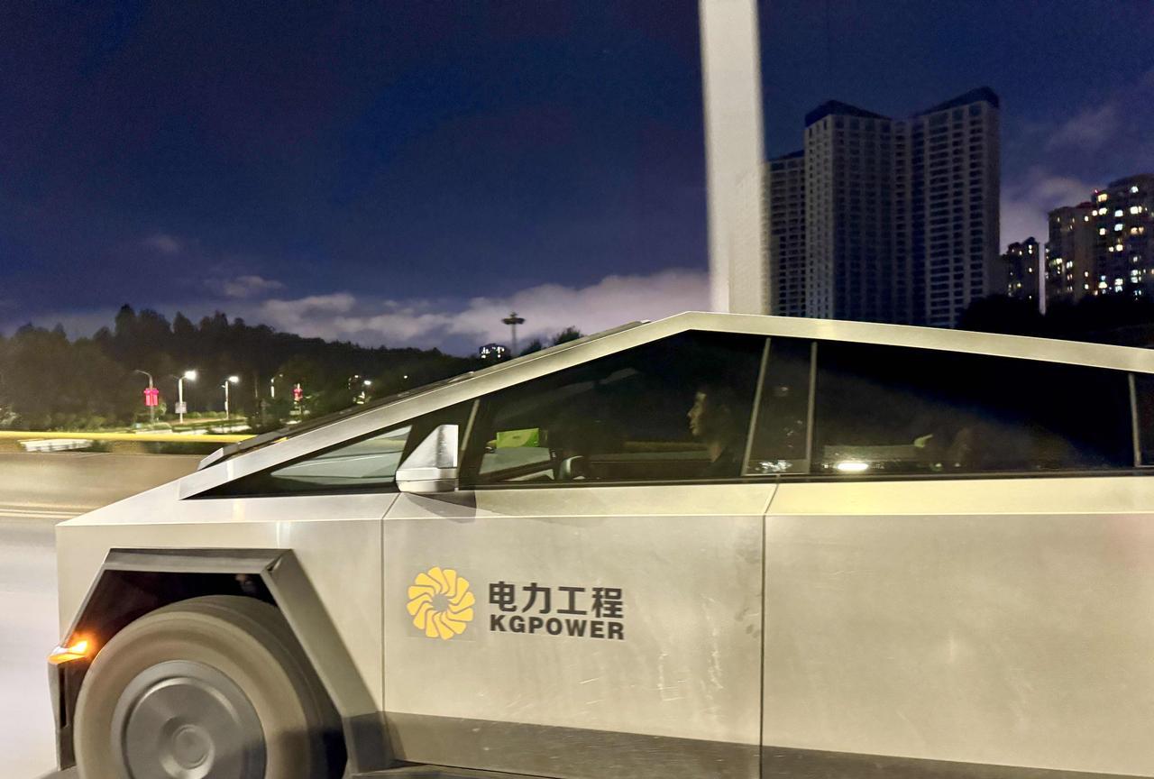 卧槽，刚开车竟然碰到辆特斯拉Cybertruck，上的竟然是老挝牌，看样子应该是