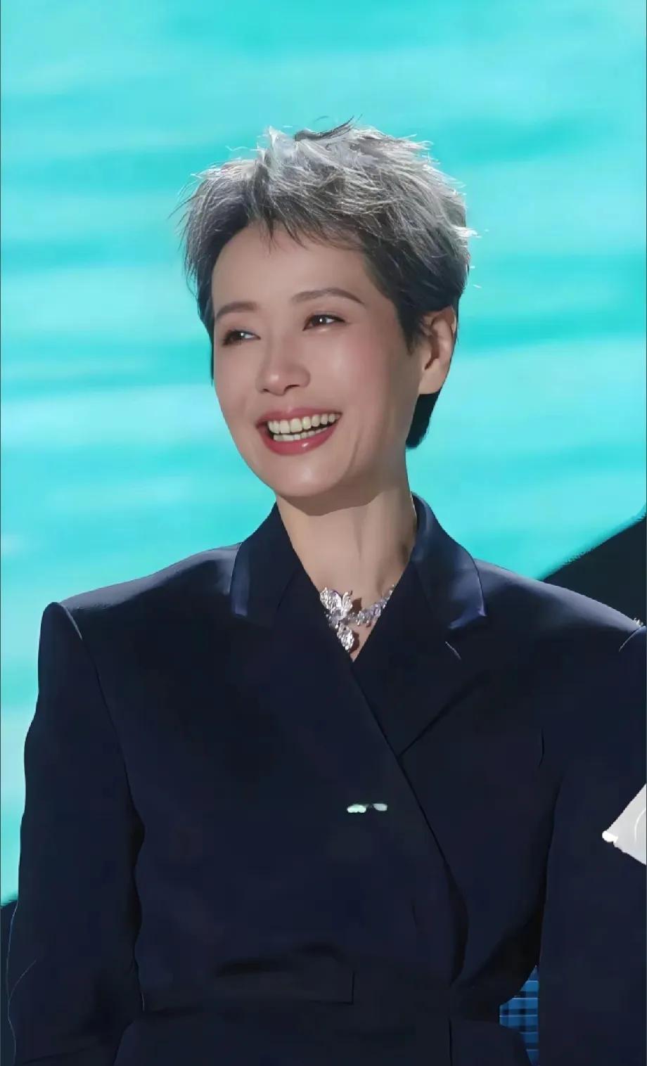 叶童硬刚房琪，太解气了!在《乘风2025》组队环节，房琪以担心叶童精力不足为由拒