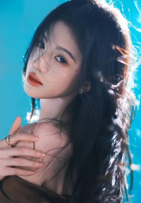 鞠婧祎一袭流光抹胸裙氛围感超绝。