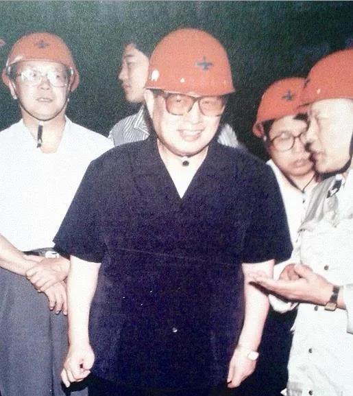 1990年3月25日，乔石视察鞍钢。他深入厂区，走进生产车间，实地察看高炉、轧钢