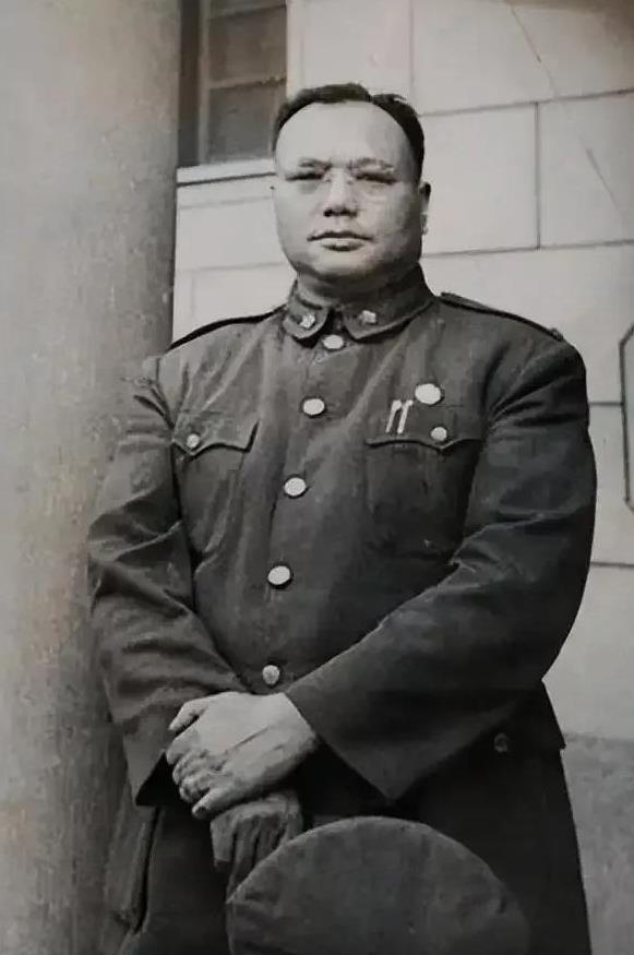 塔山阻击战中，国军失败是必然的，这其中最大的错误就是老蒋的亲疏有别。
当时，国共
