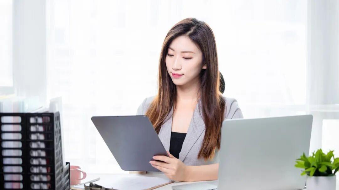 今年上班出勤率 99%，却没升职没加薪：职场最没用的努力，是自我感动式考勤