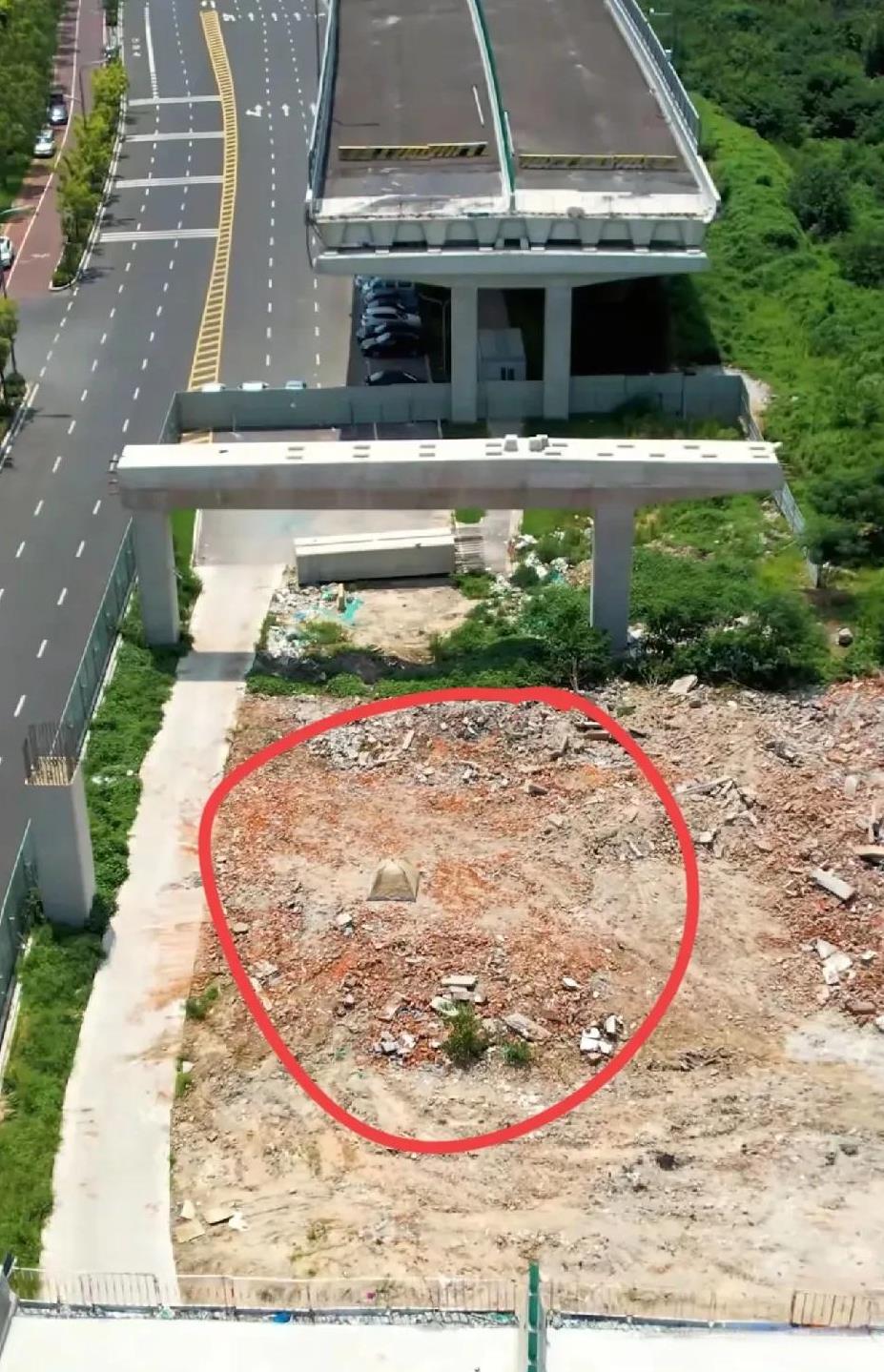 这是几个意思？
本来政府早就把拆迁通知贴上很久了，公示完毕了。依法拆除！！这是民