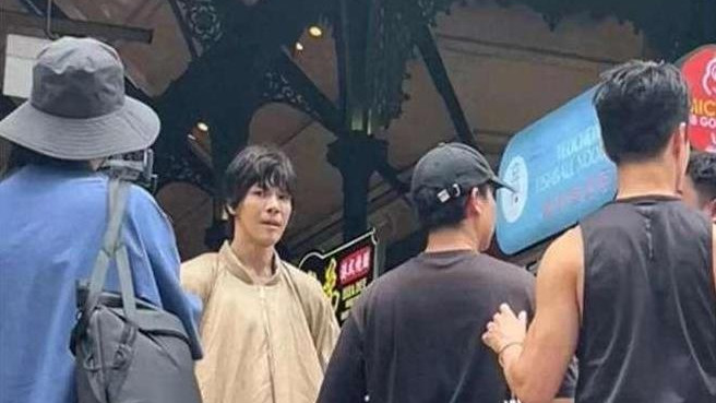 太辣眼！向佐现身新加坡，35度穿羽绒服露大白腿。