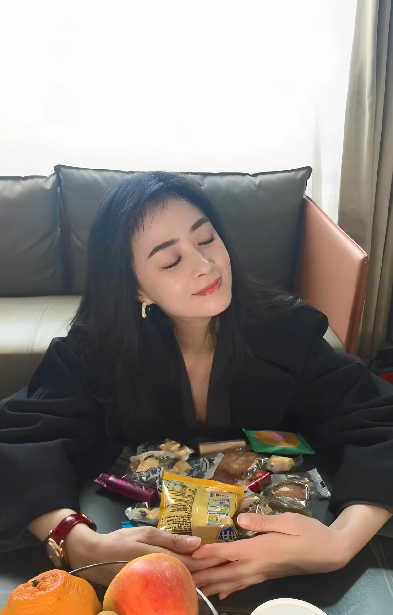 蒋欣晒零食，并配文：“不知道吃哪个系列”，还调皮又诚实的回评论：“干噎”。
蒋欣