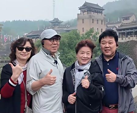 四位文艺界的知名演员合影，有网友说图一最右边的男士是上世纪八、九十年代的当红歌星