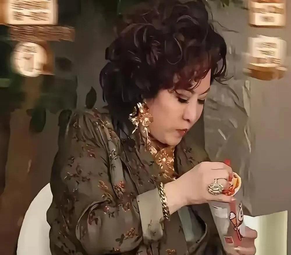 女明星的豪门滤镜崩塌瞬间往往比电视剧更戏剧化，当红毯上的水晶灯熄灭后，有人挂着氧
