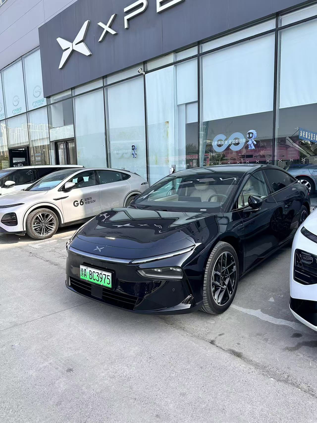 试驾完了中规中矩
说实话下车我有点晕车，黑色最好看，内饰用料一般，悬架和方向盘比