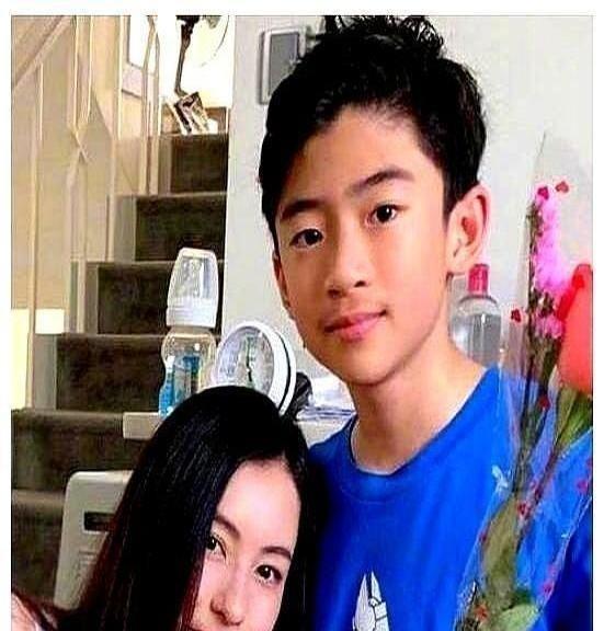 张柏芝的育儿经又出新番了！
大儿子Lucas最近在采访中曝出猛料，谢霆锋支付的抚
