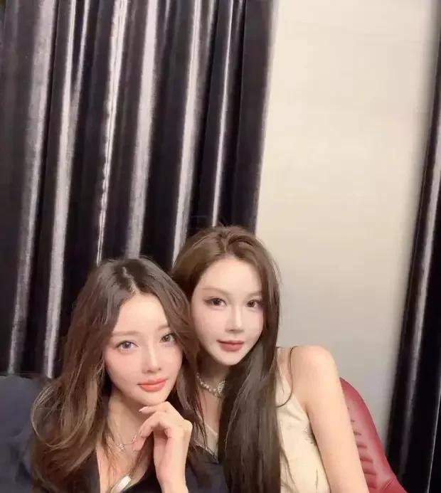 闺蜜聚会甜度爆表！李小璐41岁逆龄状态绝了
&gt; 姐妹贴脸甜笑合照引爆网络，