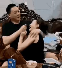 这丈夫哄妻子的做法，真是笑死人了！
丈夫和妻子吵架了，妻子生气不吃饭。丈夫为了哄