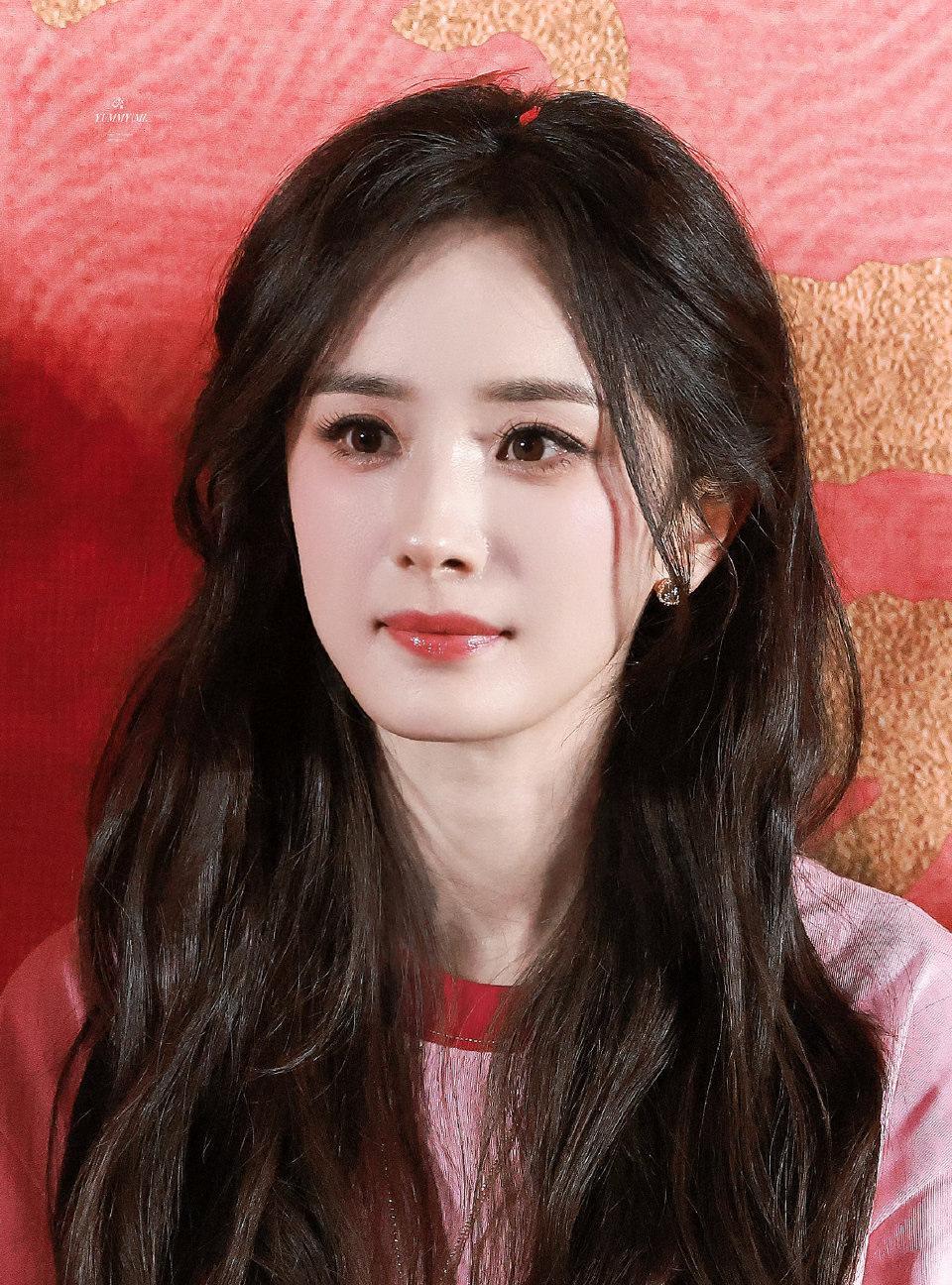 杨幂首映礼，
美成“人间荔枝精”！
花瓣雨里走出来的仙女本仙！
《长安的荔枝》首