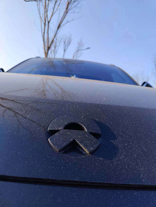 蔚来ES6换标
请忽略我脏脏的车，因为经常把车放在工地旁边，车一般都是灰色的。