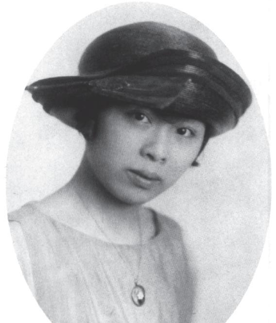 1915年，15岁的张幼仪被安排嫁给徐志摩。新婚之夜，徐志摩望着床上的她，眼里充