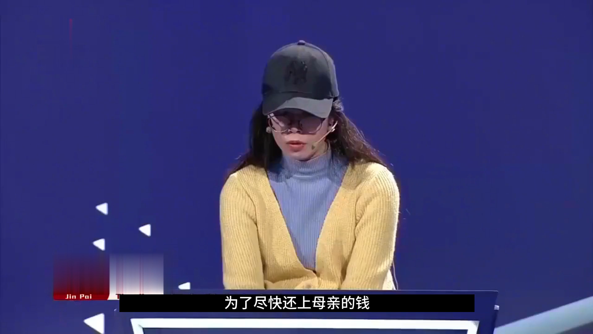 女儿大学毕业后干啥啥不行啃老第一名，还偷偷贷款三十万在外面养男友，如今贷款还不上