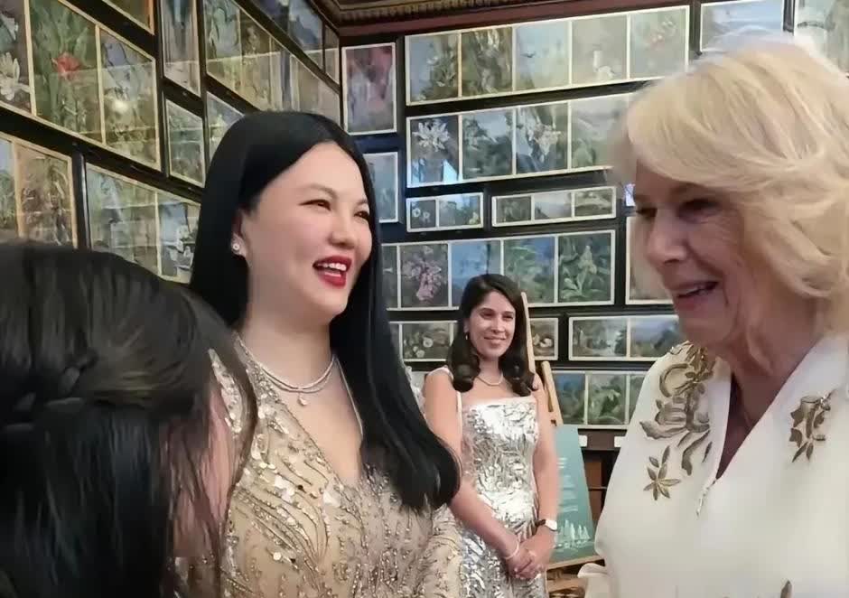著名主持人李湘带女儿走进英国王室，和王室成员，英国公主拍照。只能说李湘太能了，这