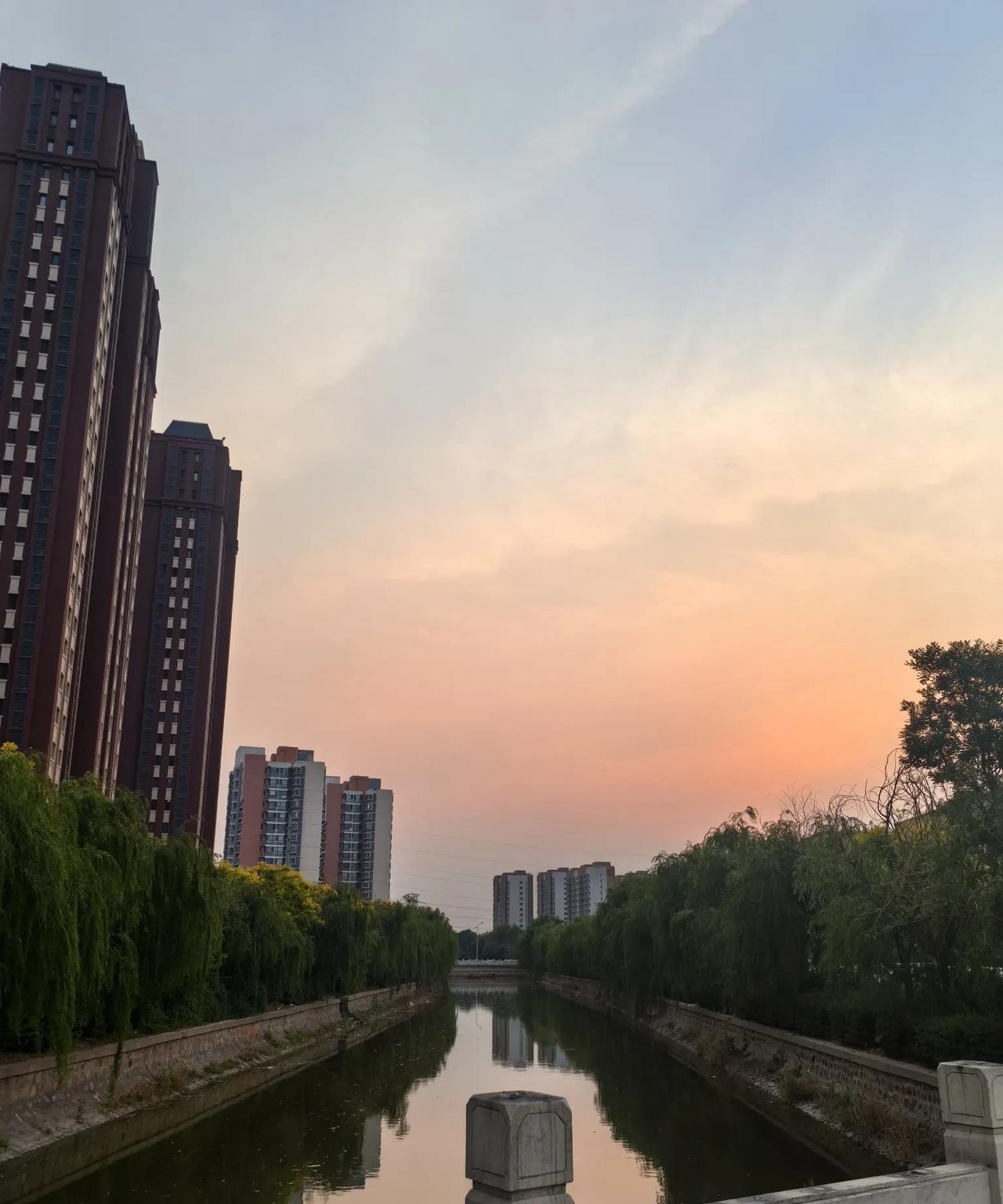 家乡的傍晚，这景色绝了！
晚霞红透了半边天，像被打翻的颜料盘，炽热如烈焰焚天。