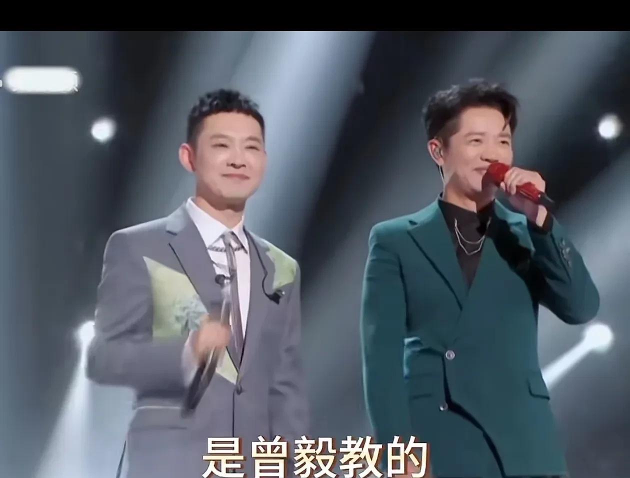 都说宝石老舅拯救了说唱界
一首《出征》把新说唱带上了央妈舞台
这背后有个有趣的故