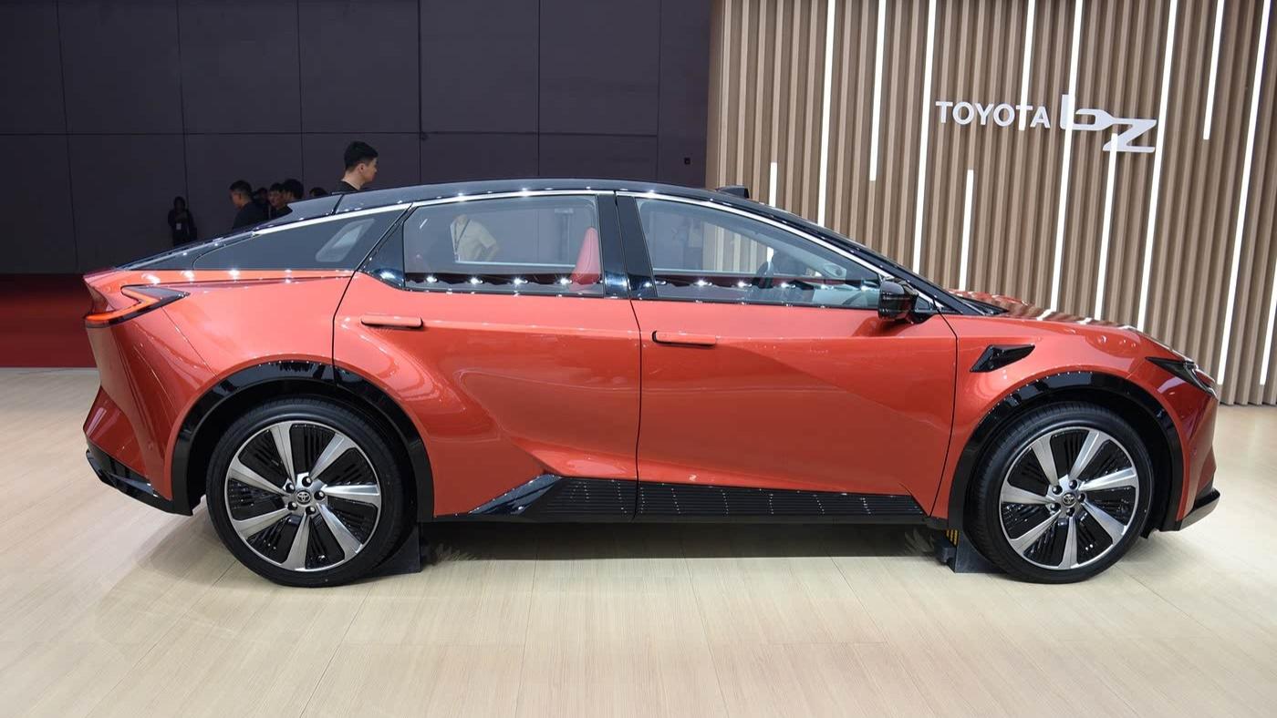 丰田推出“变形金刚”，纯电续航630km+高阶智驾，价格很有诚意