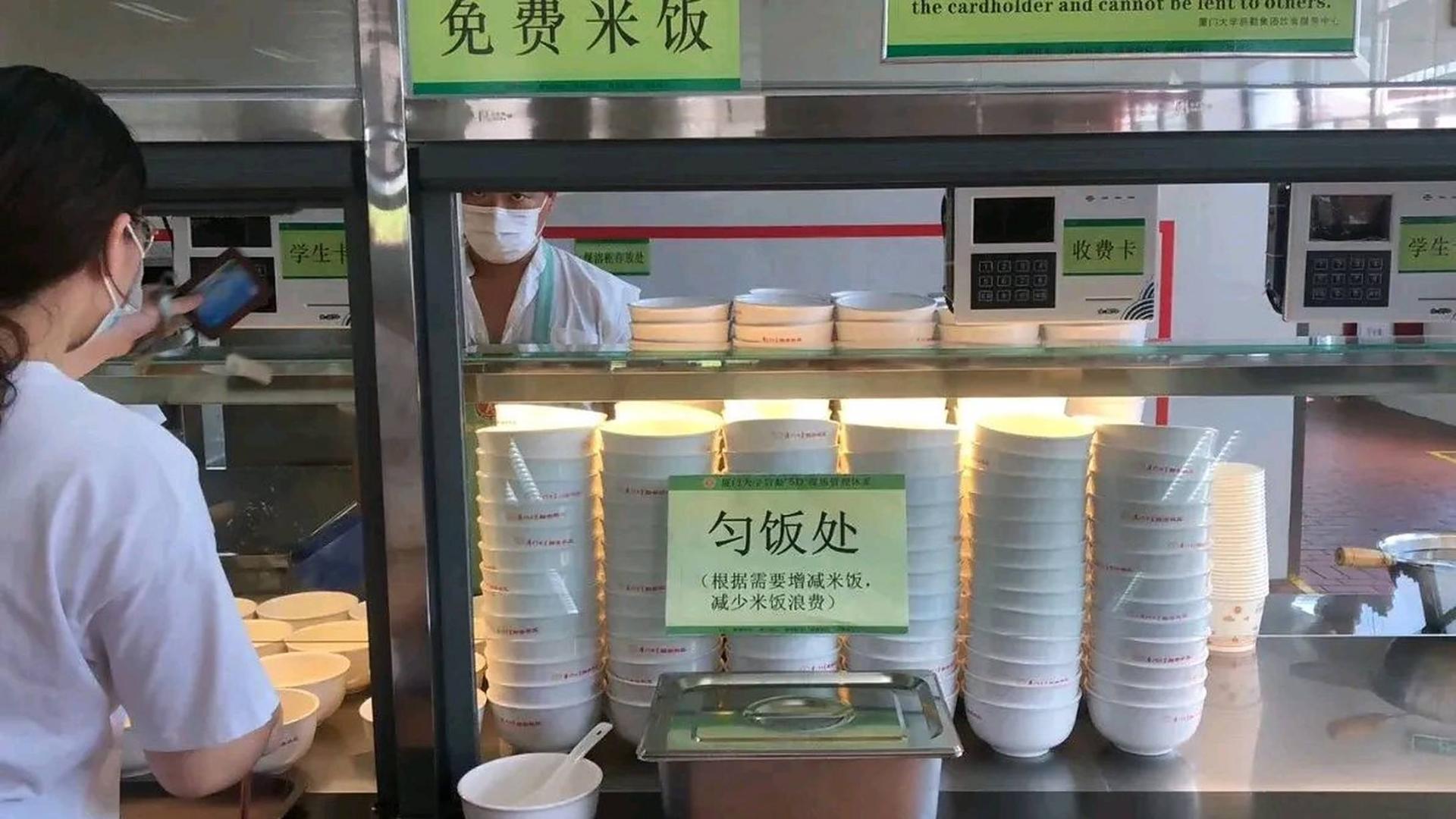 从热汤到心寒：那碗免费汤泡饭的高三女生被骂瞬间，教育丢了什么？