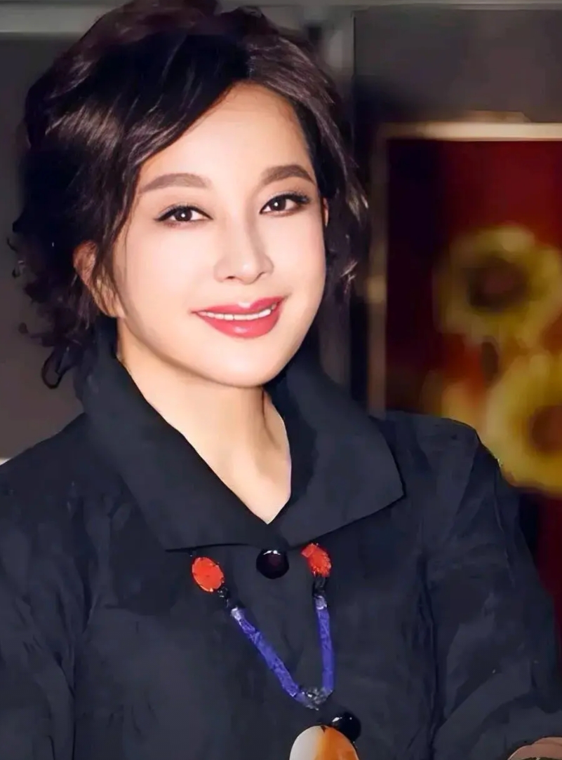 《一路繁花》对应的职场角色:

李小冉------职场关系户，脾气大

蔡   