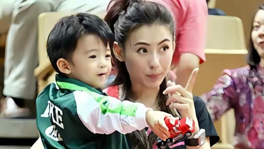 看到张柏芝照顾牧民小女孩，忍不住感慨：她若有个女儿那该有多好