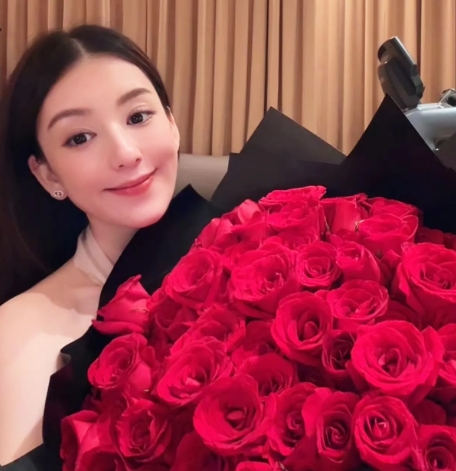 方媛晒出生日照片，郭富城和女儿们为她庆祝生日！她肚子很大了，但还是穿着精致的长裙