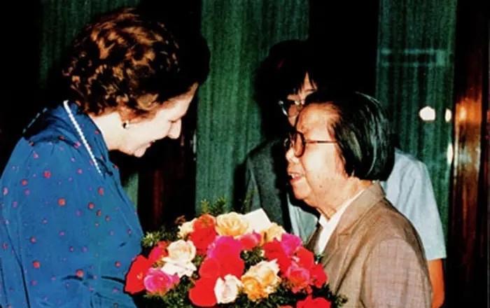 1982年9月24日，邓颖超与撒切尔夫人的会面，送上鲜花，并亲切交谈的照片。撒切