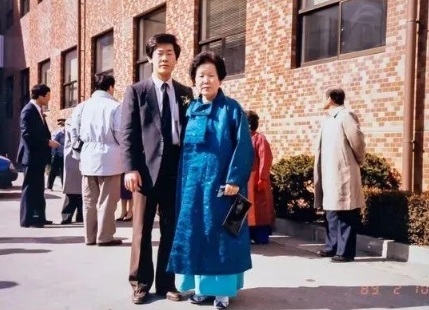 李在明和母亲。
长相上，李在明随了母亲。
母子两个复制粘贴一样，同样的五官，同样