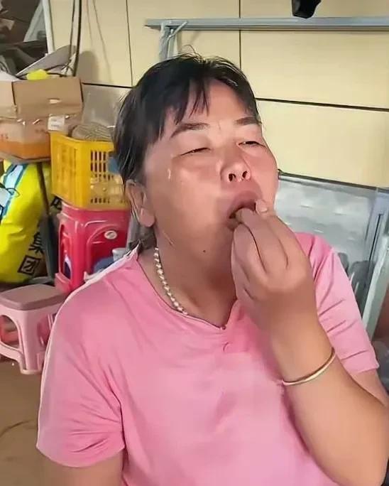 全妈带货也太投入了，边唱边跳嗨皮的不亦乐乎！
画面中的儿子全进华反倒当起了配角，