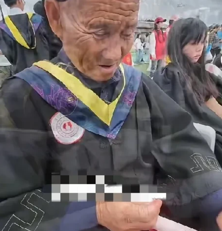 日，贵阳一大学本科男生“骗”农村70岁的老父亲来参加他的毕业典礼，他告诉老父亲必