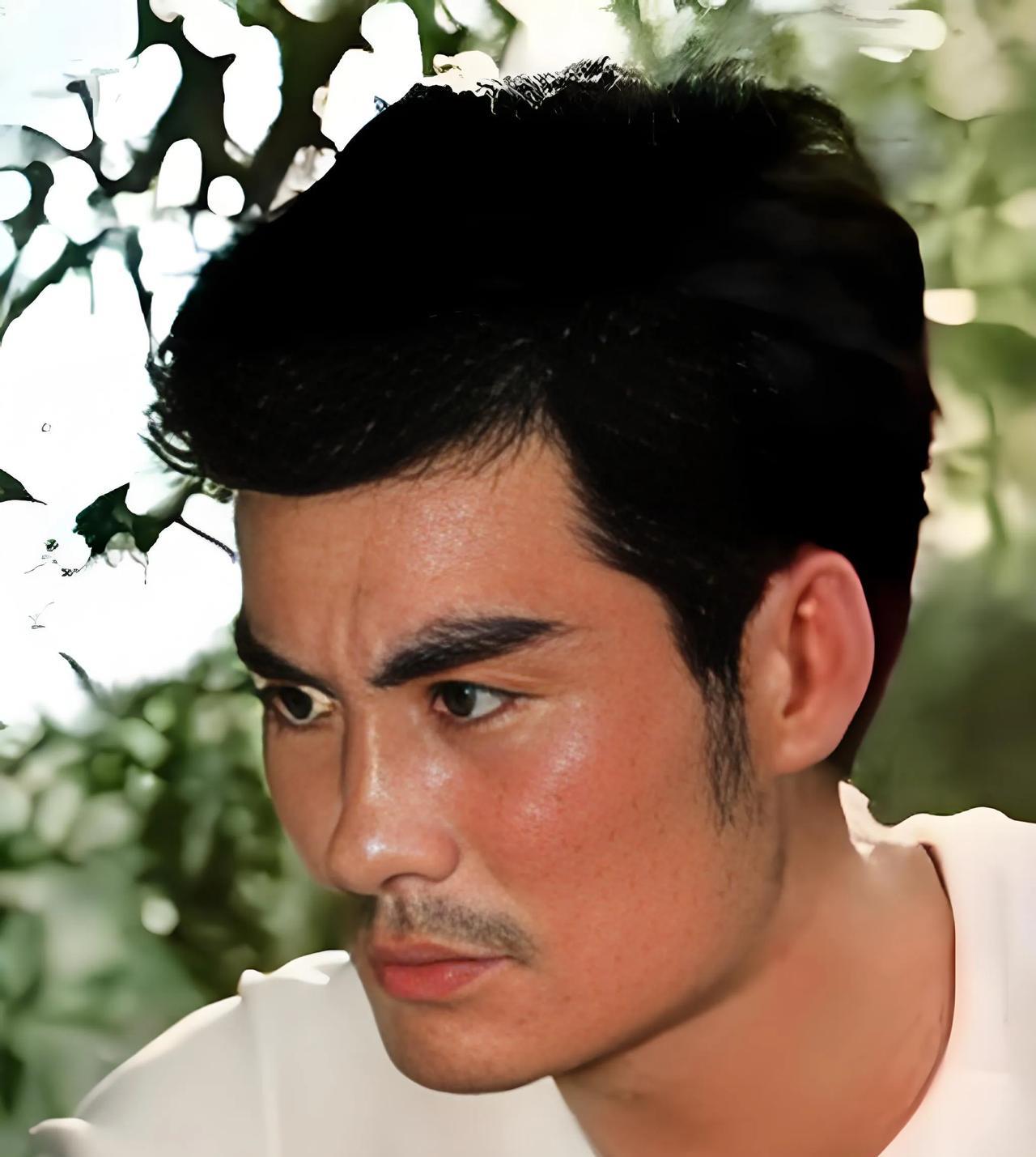 #经典男演员#
眼前的这位男演员，浓眉大眼，气宇轩昂，在八十年代，他可是赫赫有名