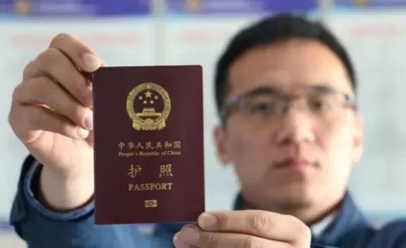 凭什么取消我的中国国籍？这是安徽人老李问的话。事情是老李因为陪儿子去加拿大读书，