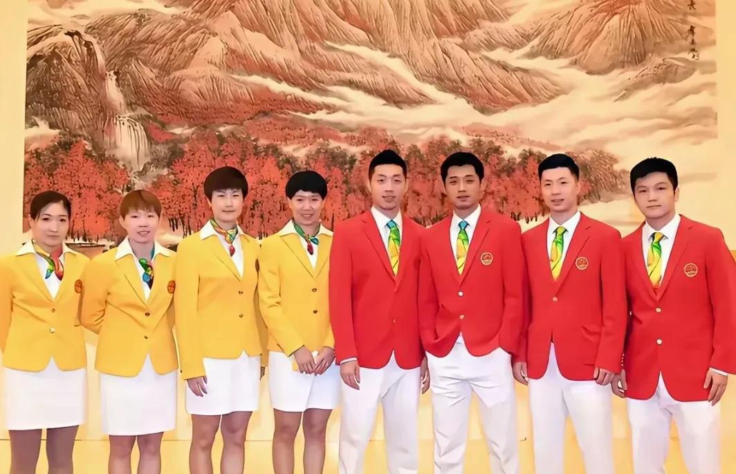 国乒红黄配，绝了！
四位型男配四位美女，国乒队球员一出场总能吸引大众的眼球。
为