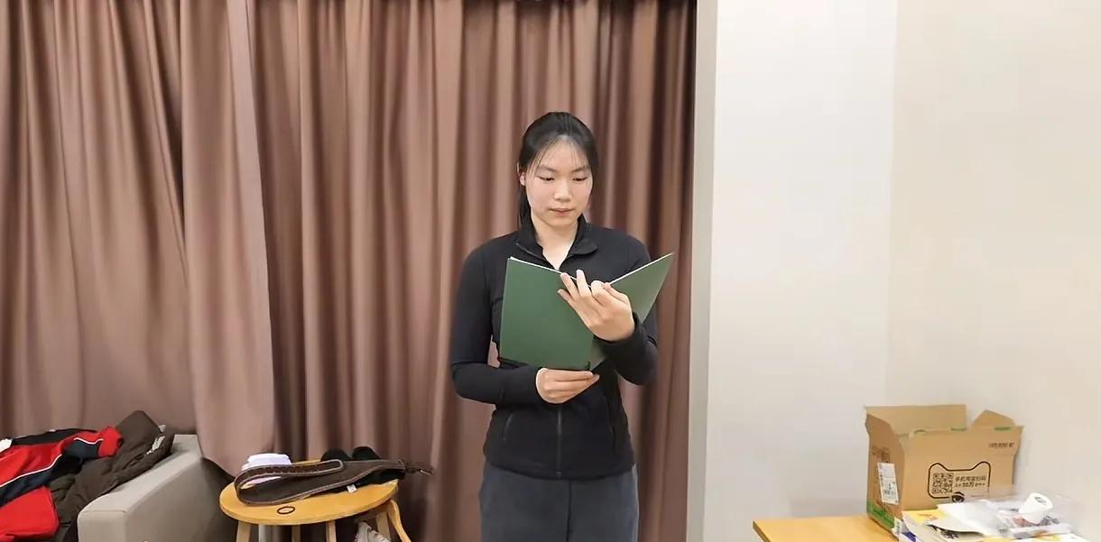 江苏二传张籽萱拍了一则Vlog，是她在看一本书，镜头拉近，发现上面写着“王奥芊 