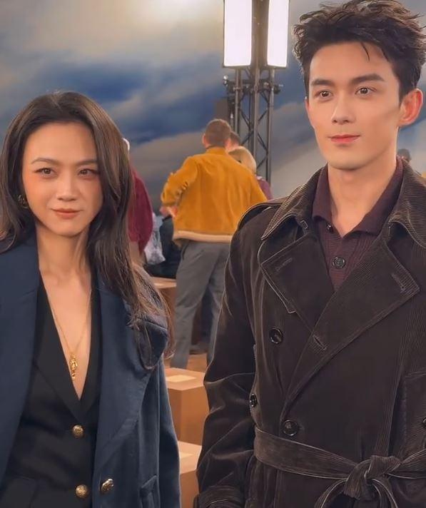 汤唯穿着太大胆，吴磊和她合照，连头不敢转！
汤唯、吴磊一起出席某活动，二人合照时
