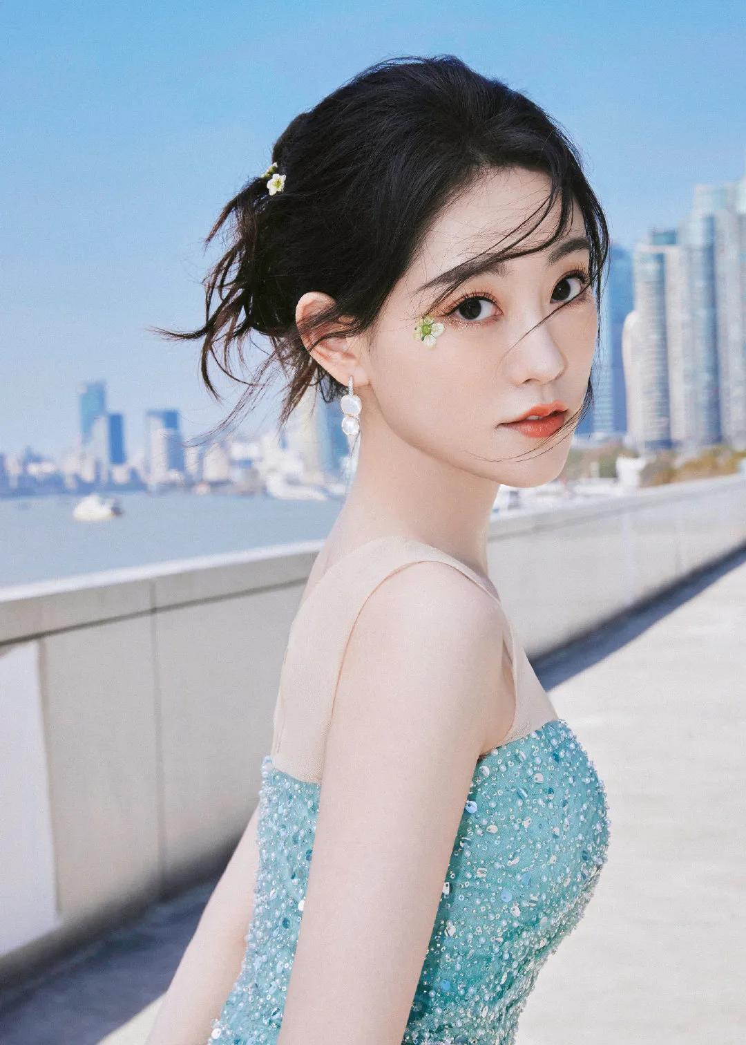 女星祝绪丹写真合集：曼妙身姿、青春动人
