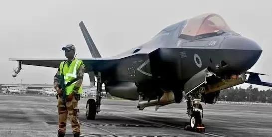 英国的F-35滞留在印度进入第6天，看起来还没打算让其回家。
印度在打F-35的