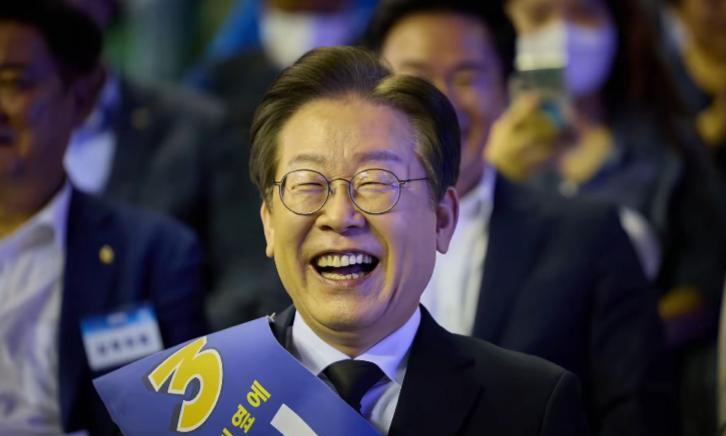 李在明真是太高明了！
就在前天，4月25日，韩国检方竟然重启了针对尹锡悦夫人操纵