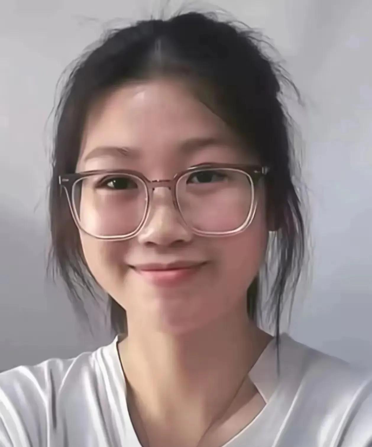 广西灌阳的扁担女孩被人挖苦了。有人在网上说，这个女孩错过了人生当中名利双收的大好