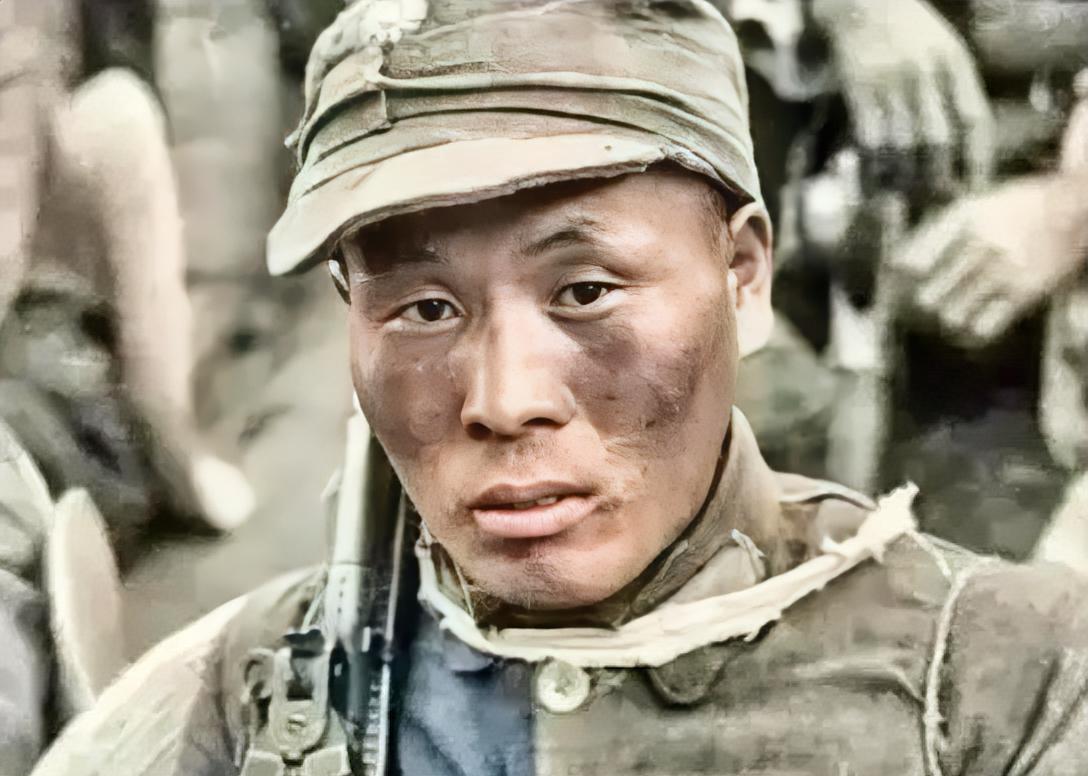 1945年，一名机枪手为了躲避日军，选择绕上山路前进，没想到意外发现100多名正