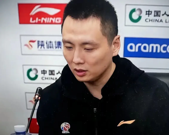 各家都有难念的经，洛夫顿是上海久事男篮的大腿，是的大腿昨天对阵浙江稠州队一个人拿