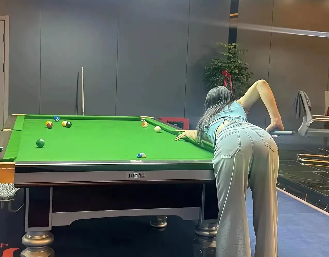 一男子接连与两名好友对象发生关系，好友怒打后获刑
赵某先后与好友妻子发生关系，